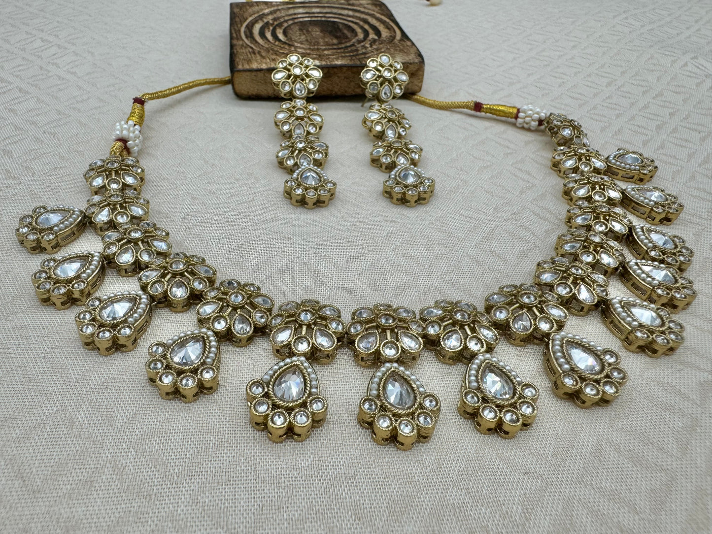 RIMAYA GOLD-WHITE NECKLACE SET