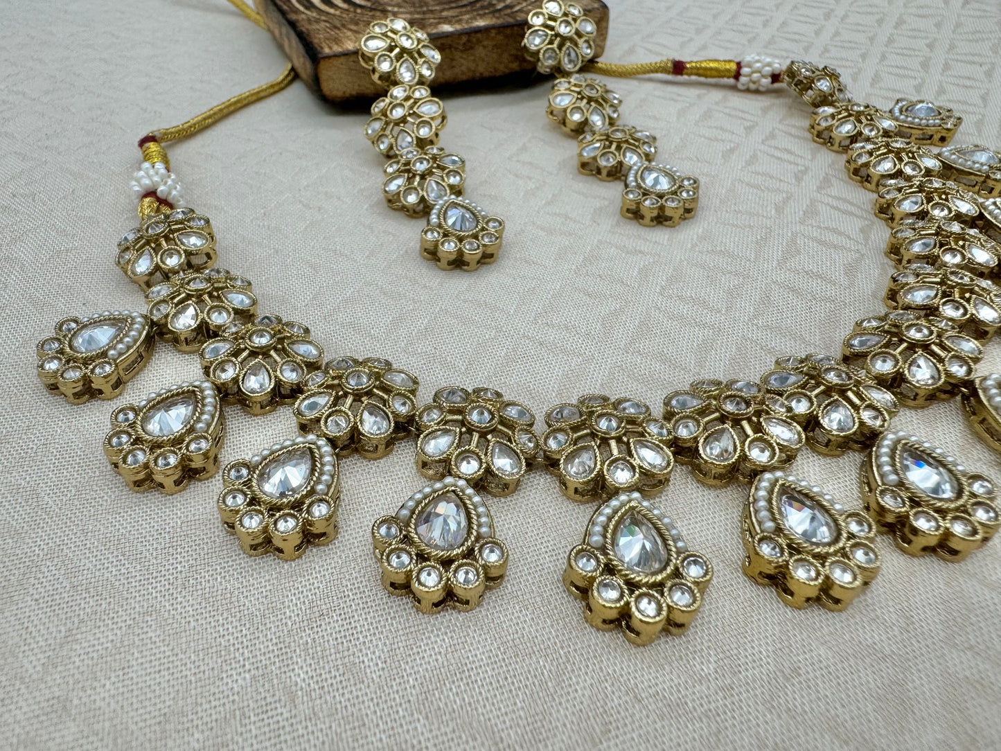 RIMAYA GOLD-WHITE NECKLACE SET