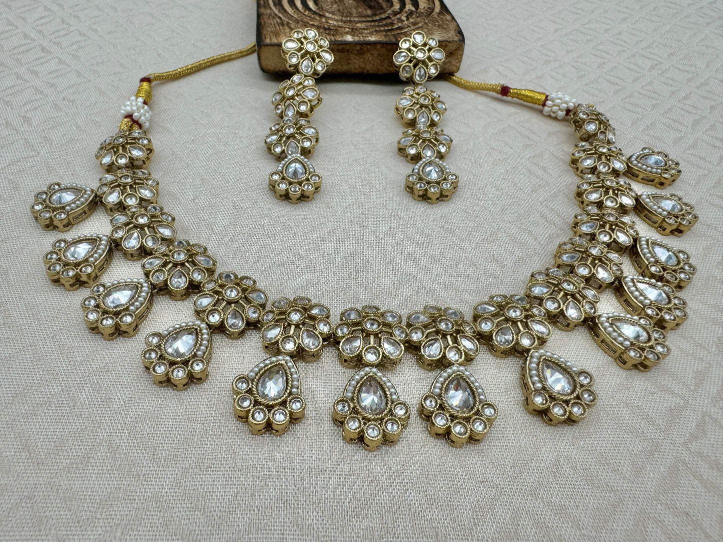 RIMAYA GOLD-WHITE NECKLACE SET