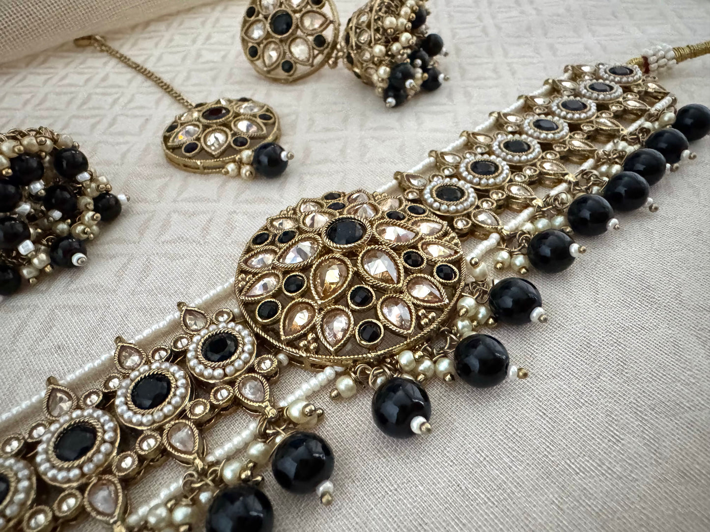 INAYA BLACK CHOKER SET