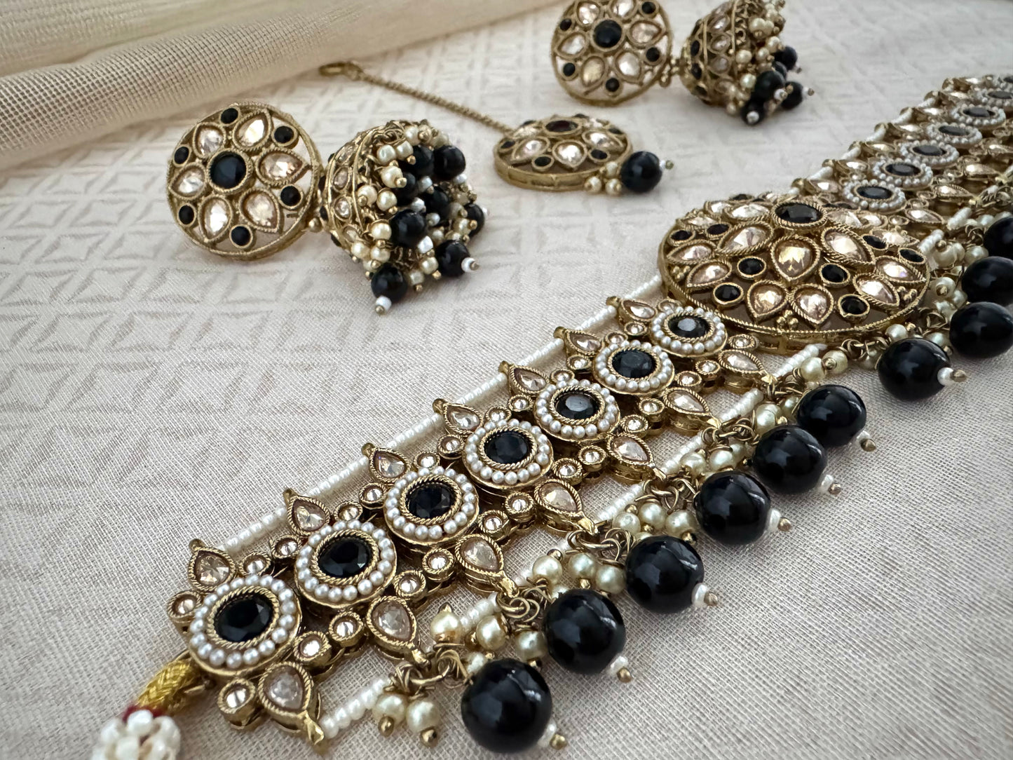 INAYA BLACK CHOKER SET
