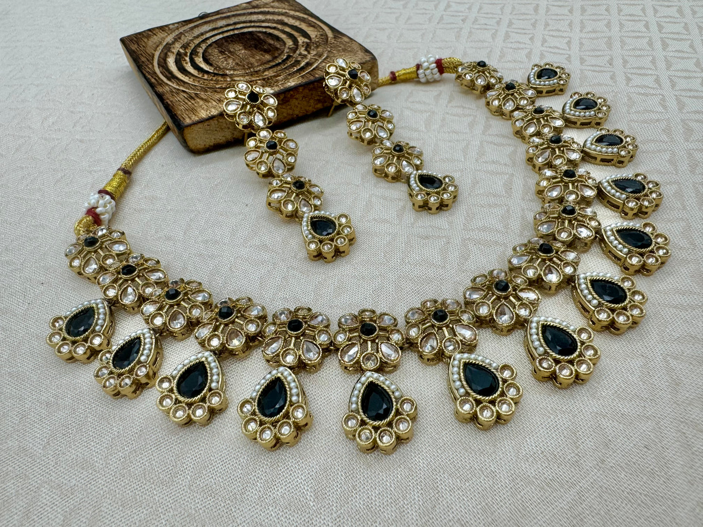 RIMAYA BLACK NECKLACE SET