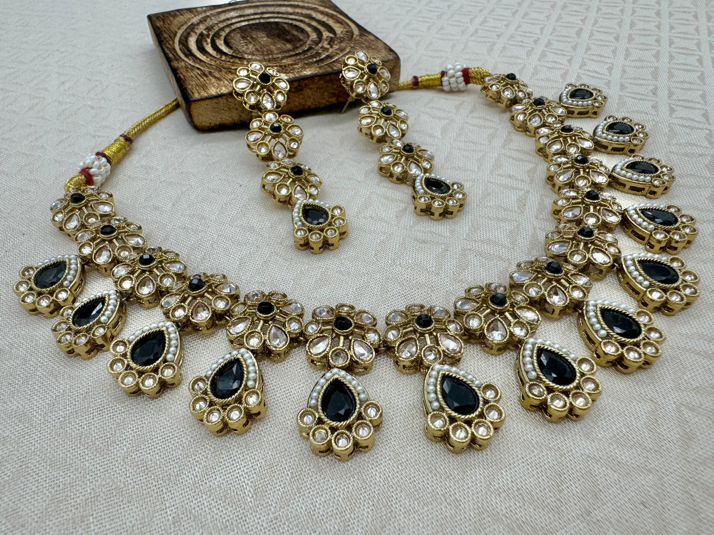 RIMAYA BLACK NECKLACE SET