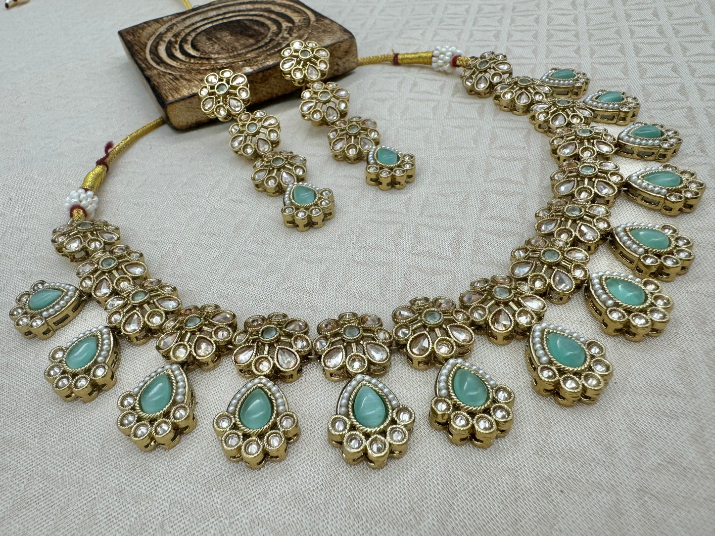 RIMAYA PASTEL GREEN NECKLACE SET