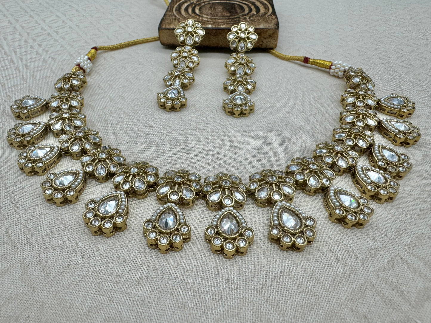 RIMAYA GOLD-WHITE NECKLACE SET