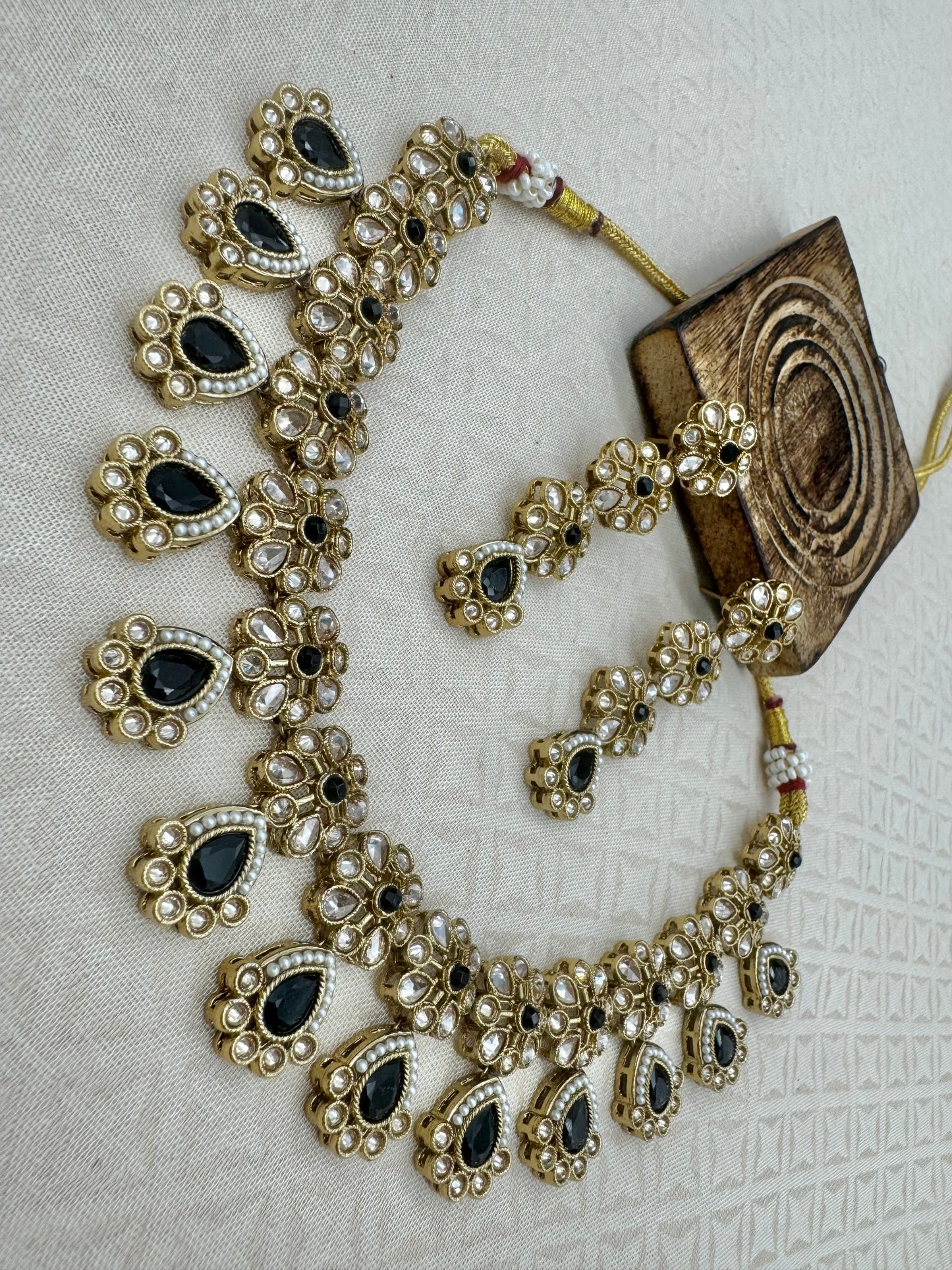 RIMAYA BLACK NECKLACE SET