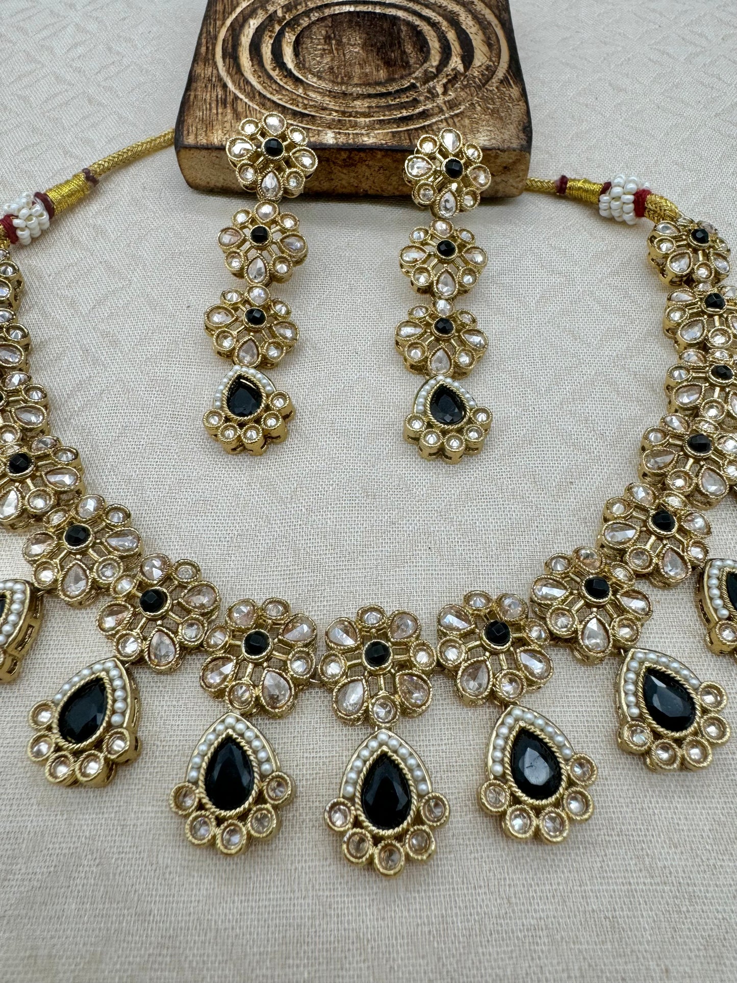 RIMAYA BLACK NECKLACE SET