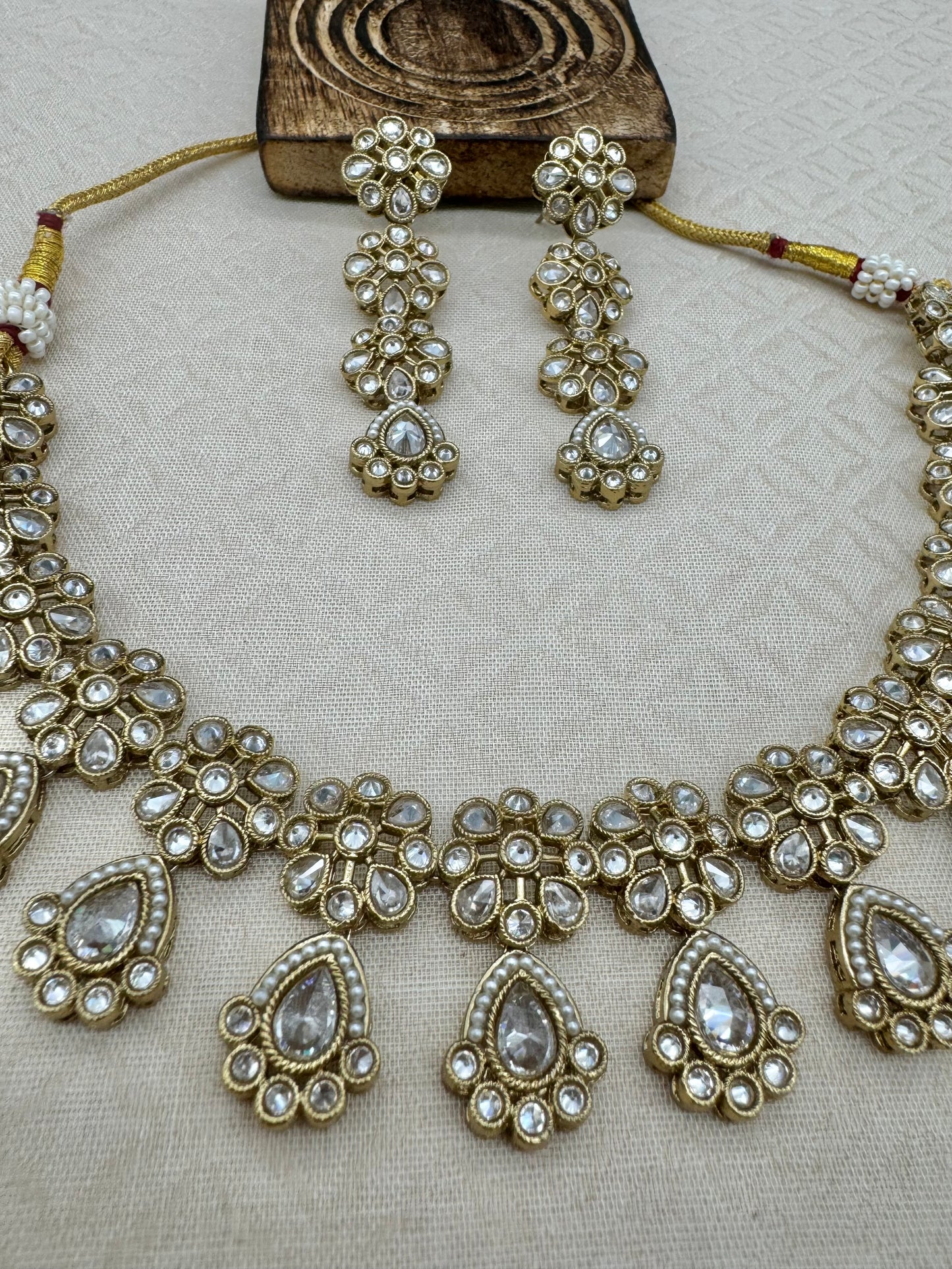 RIMAYA GOLD-WHITE NECKLACE SET