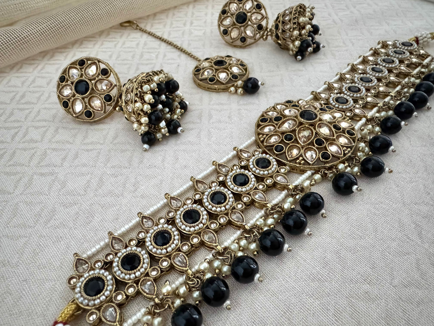 INAYA BLACK CHOKER SET