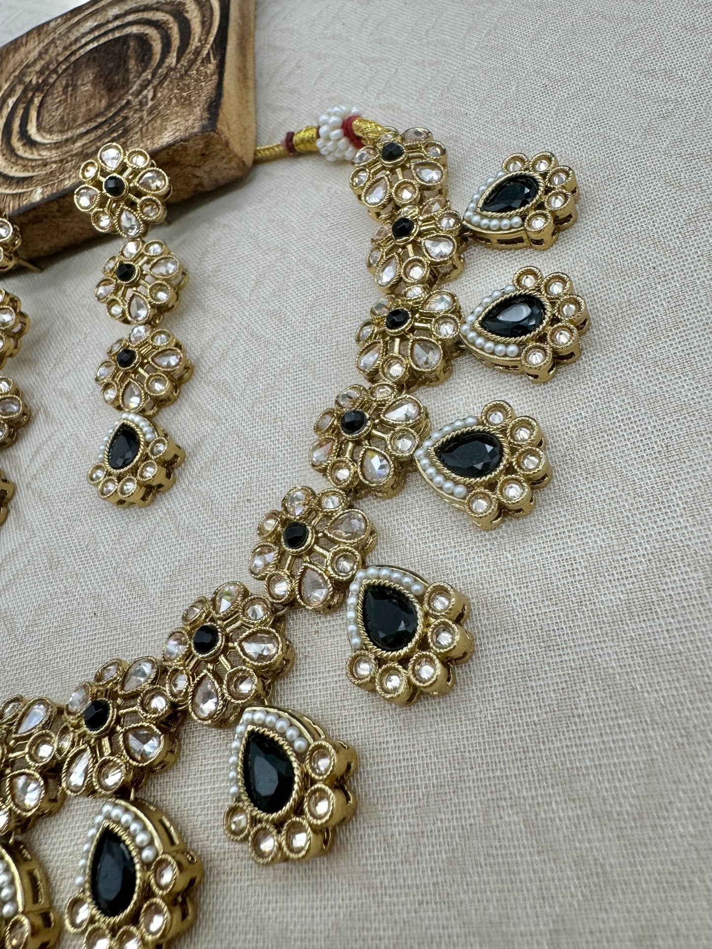 RIMAYA BLACK NECKLACE SET