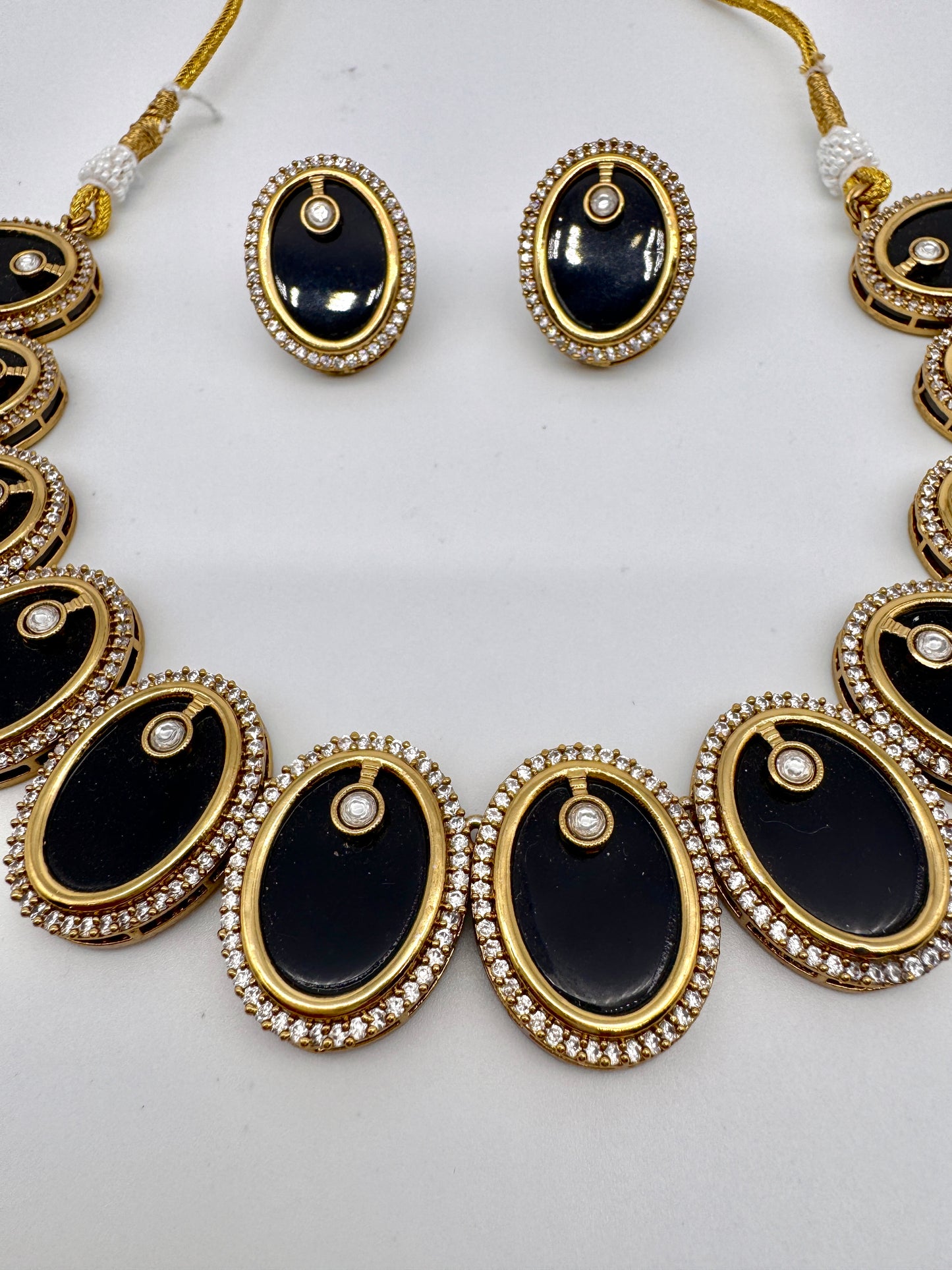 Esha Black Oval Necklace Set