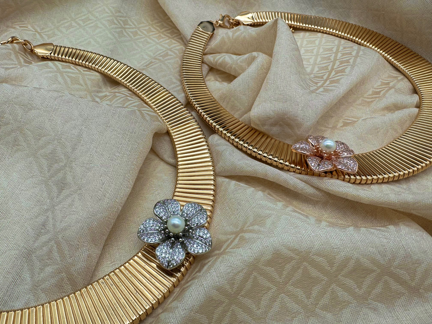 Alina Magnetic Hasli Necklace With Flower Button