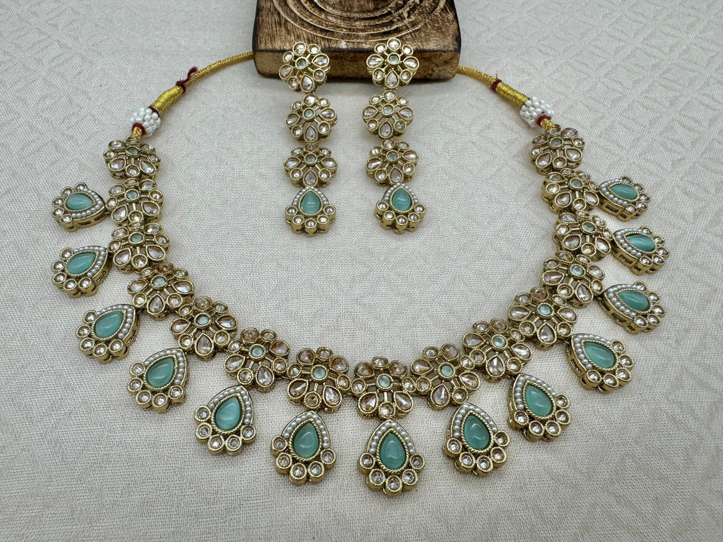 RIMAYA PASTEL GREEN NECKLACE SET