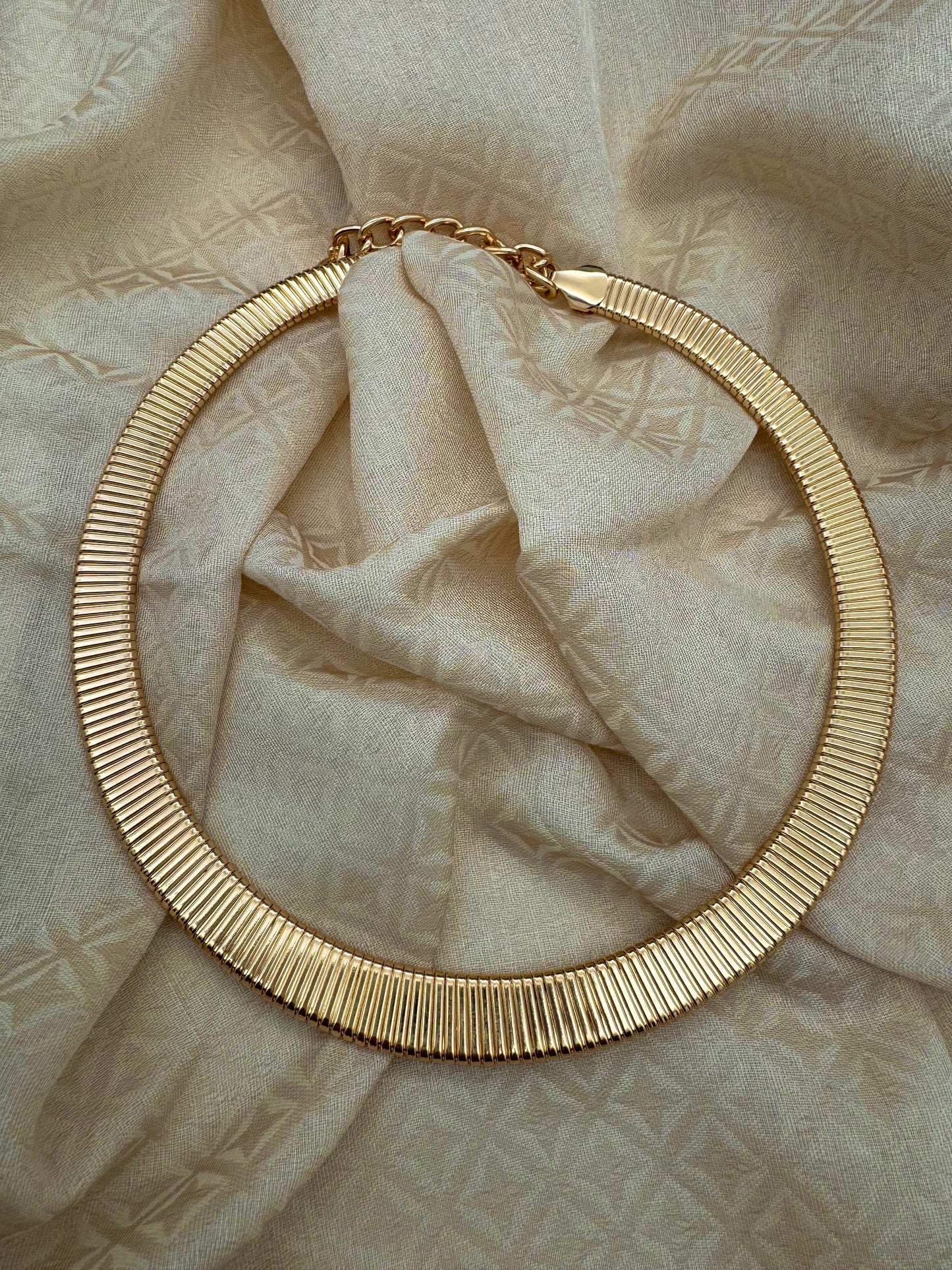 Allaya Magnetic Gold Hasli Necklace with Pearl Magnetic button