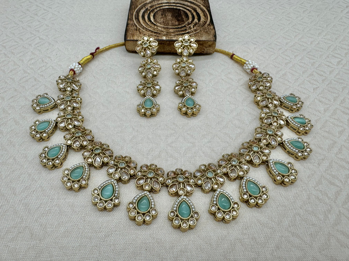 RIMAYA PASTEL GREEN NECKLACE SET