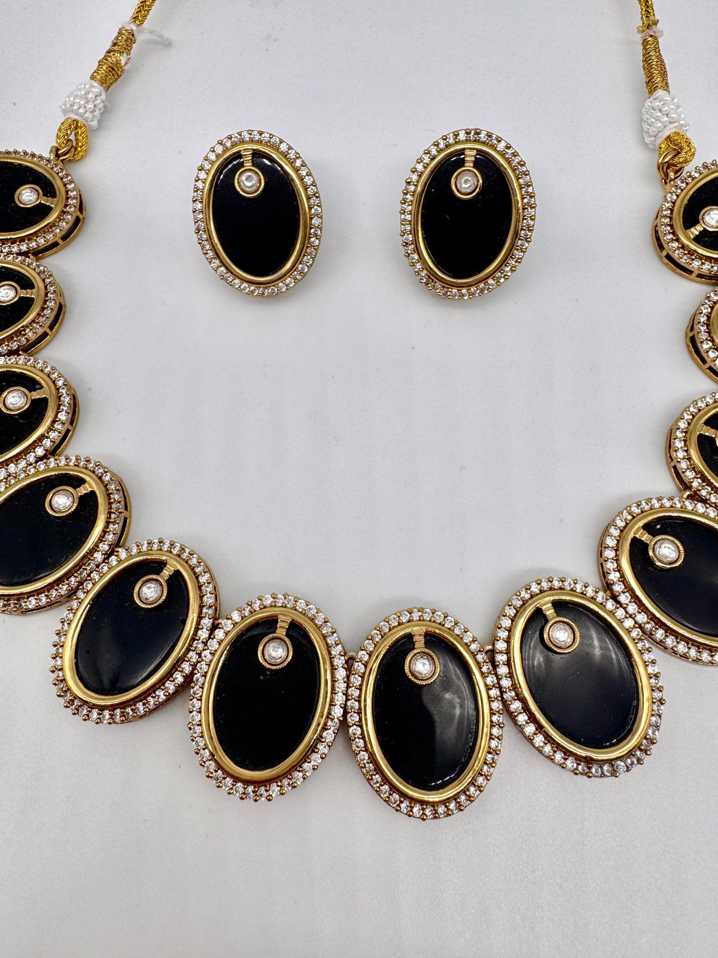Esha Black Oval Necklace Set
