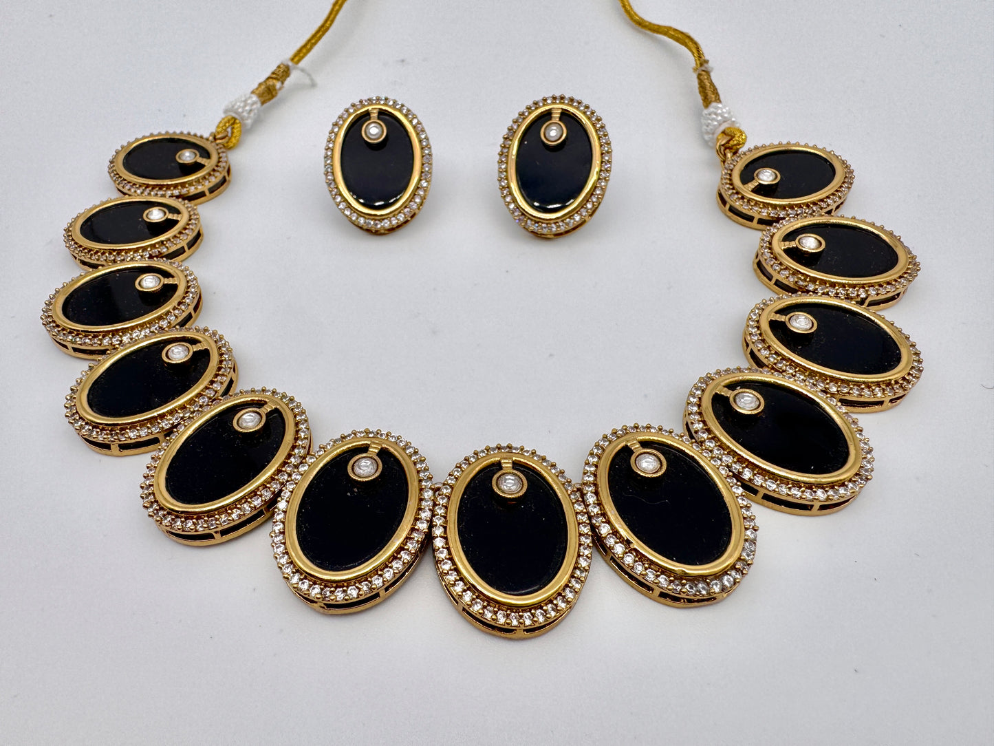 Esha Black Oval Necklace Set
